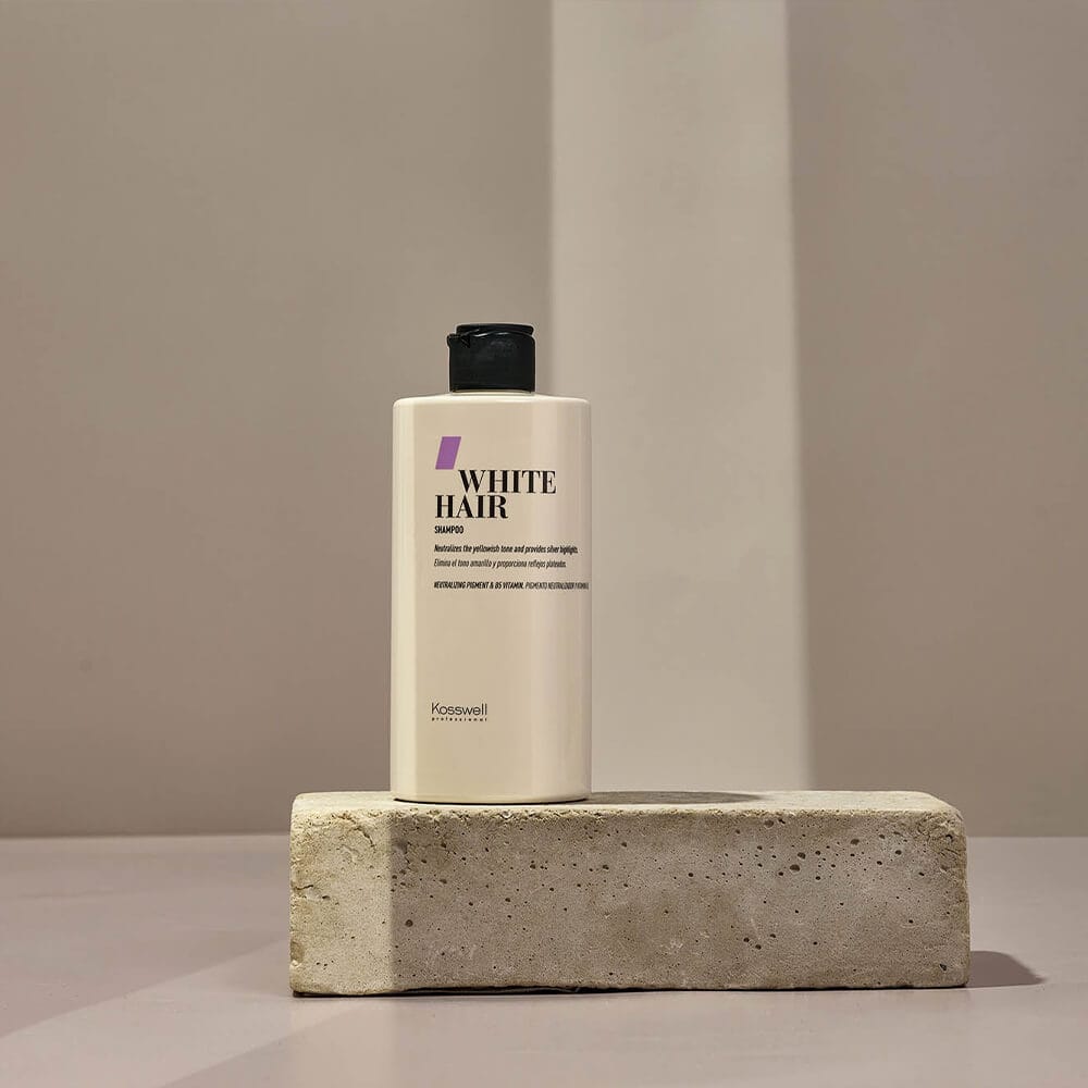 Kosswell White Hair Shampoo w aktualnym opakowaniu – ujęcie aranżacyjne