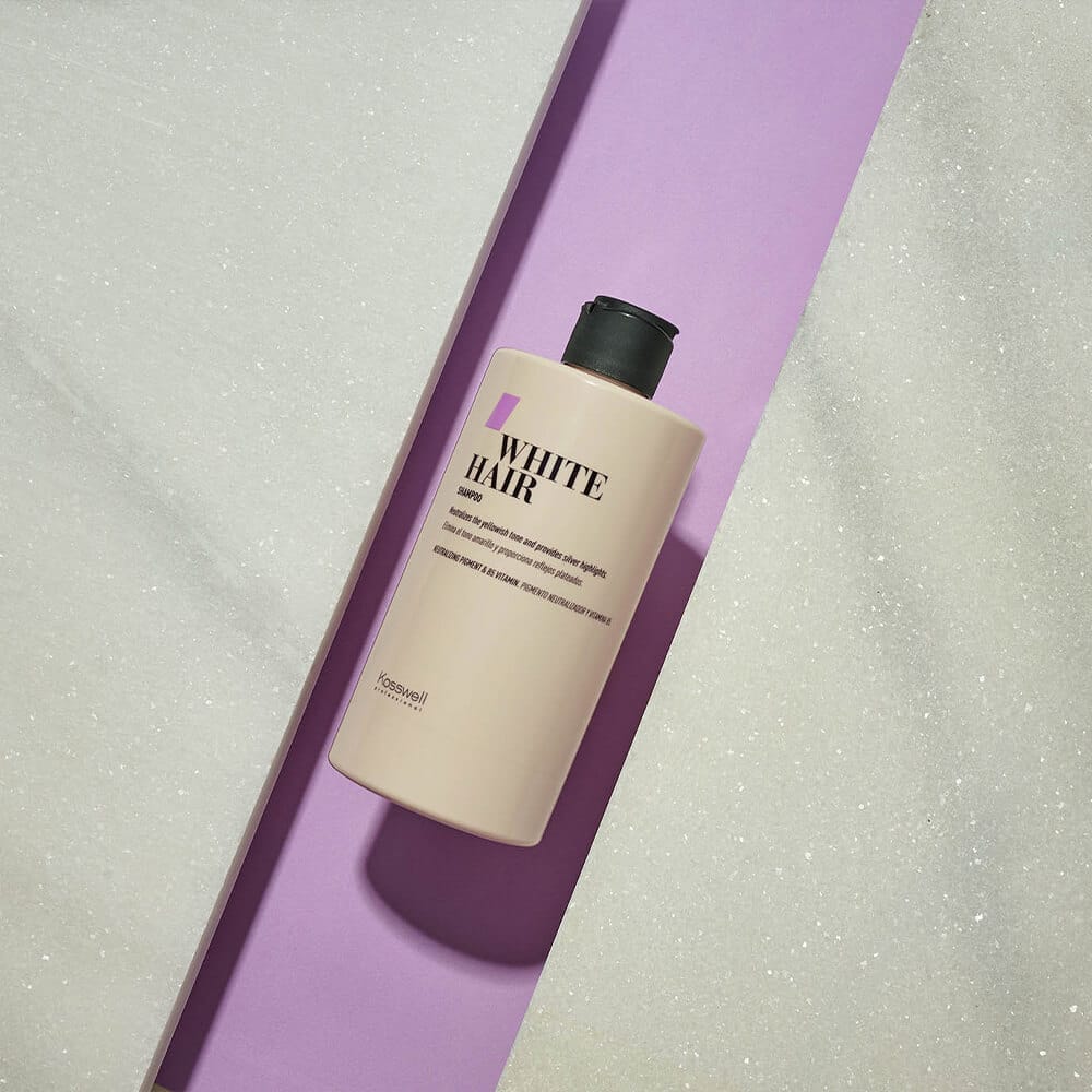 Kosswell White Hair Shampoo w aktualnym opakowaniu na fioletowym tle