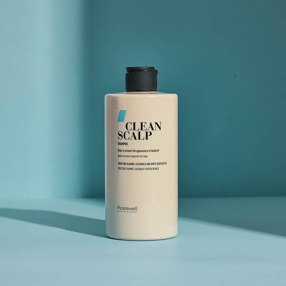 Butelka Kosswell Clean Scalp Shampoo 1000 ml na niebieskim tle