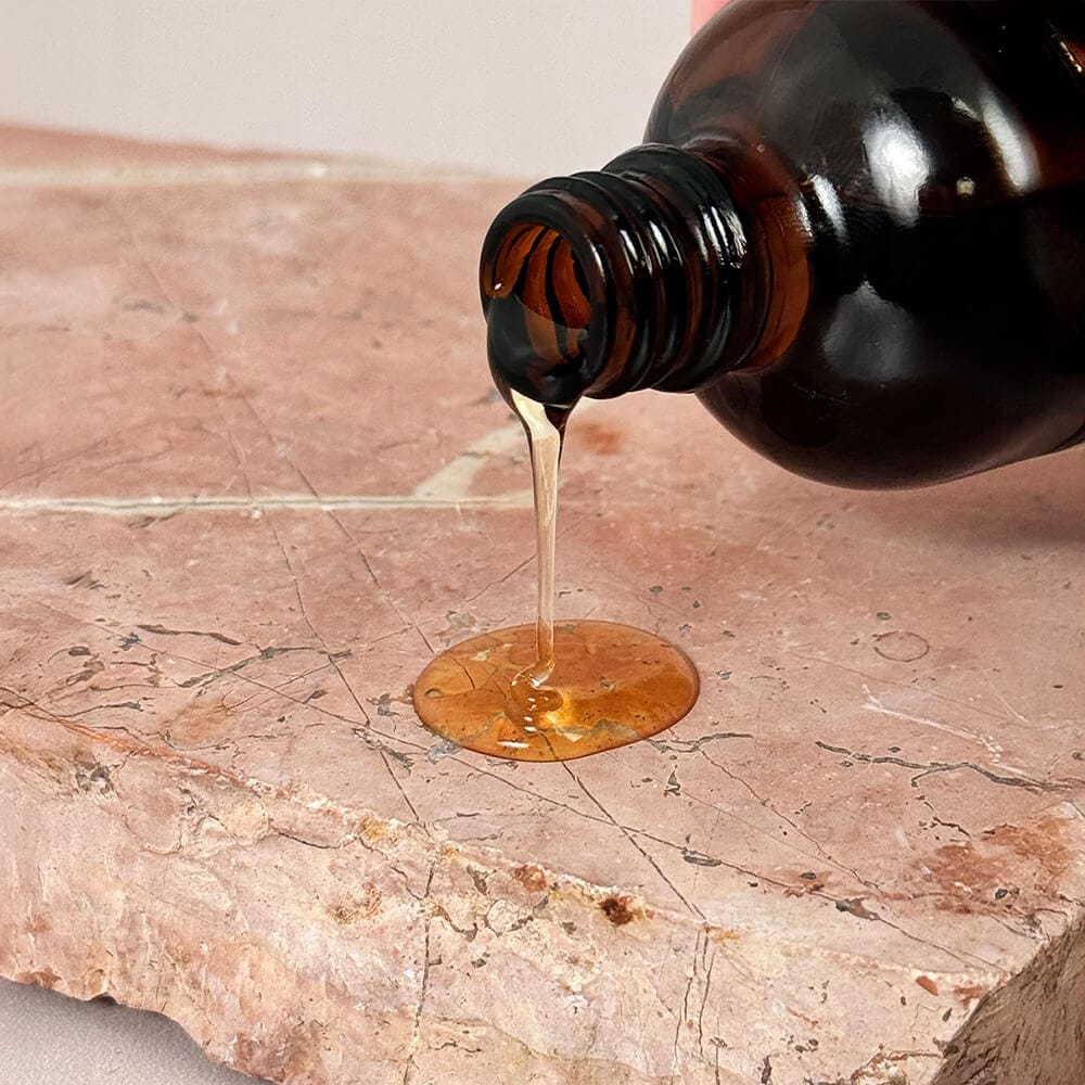 Kosswell Macadamia Oil 100 ml – olejek wylewany na kamienną powierzchnię