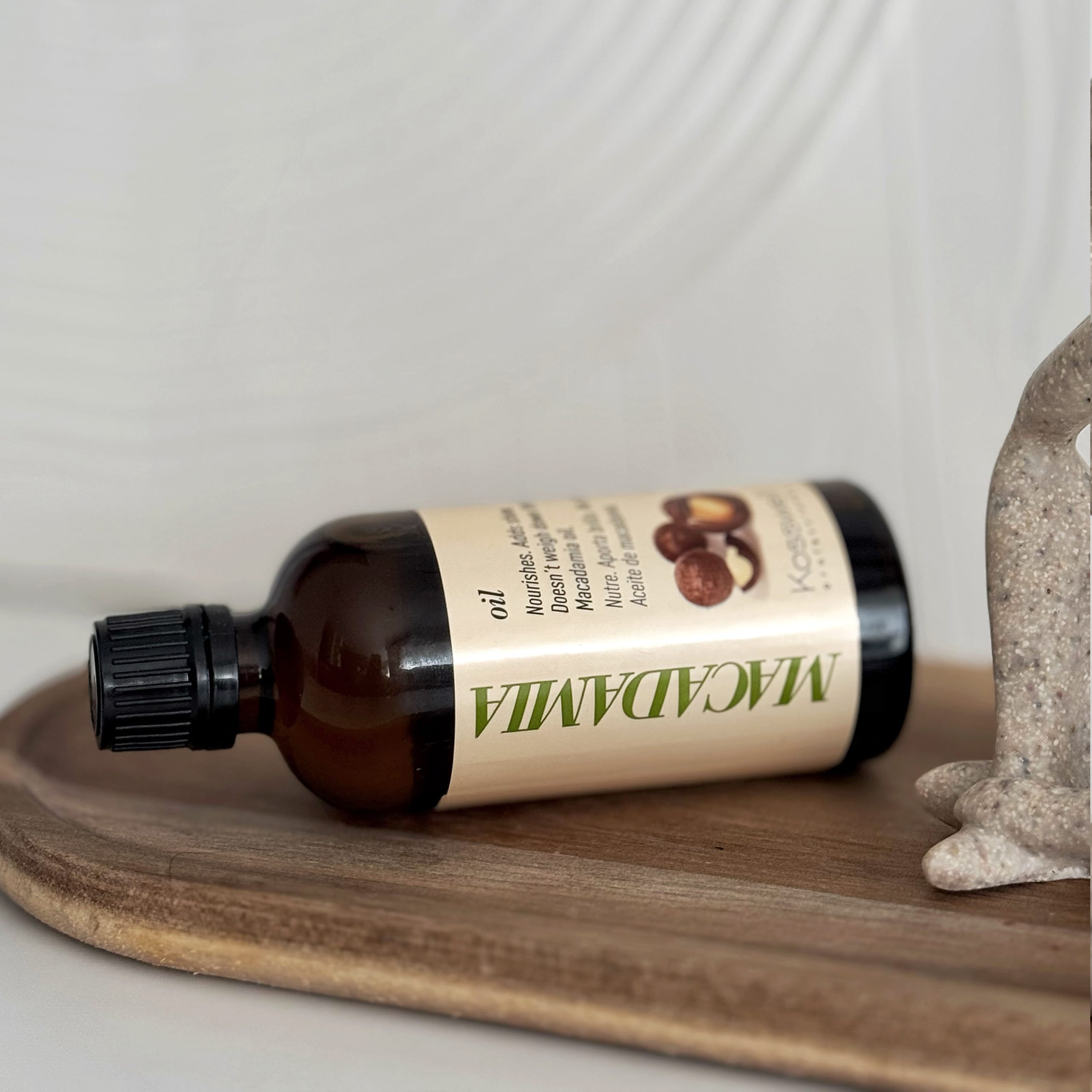 Kosswell Macadamia Oil 100 ml w aranżacji na drewnianej tacy